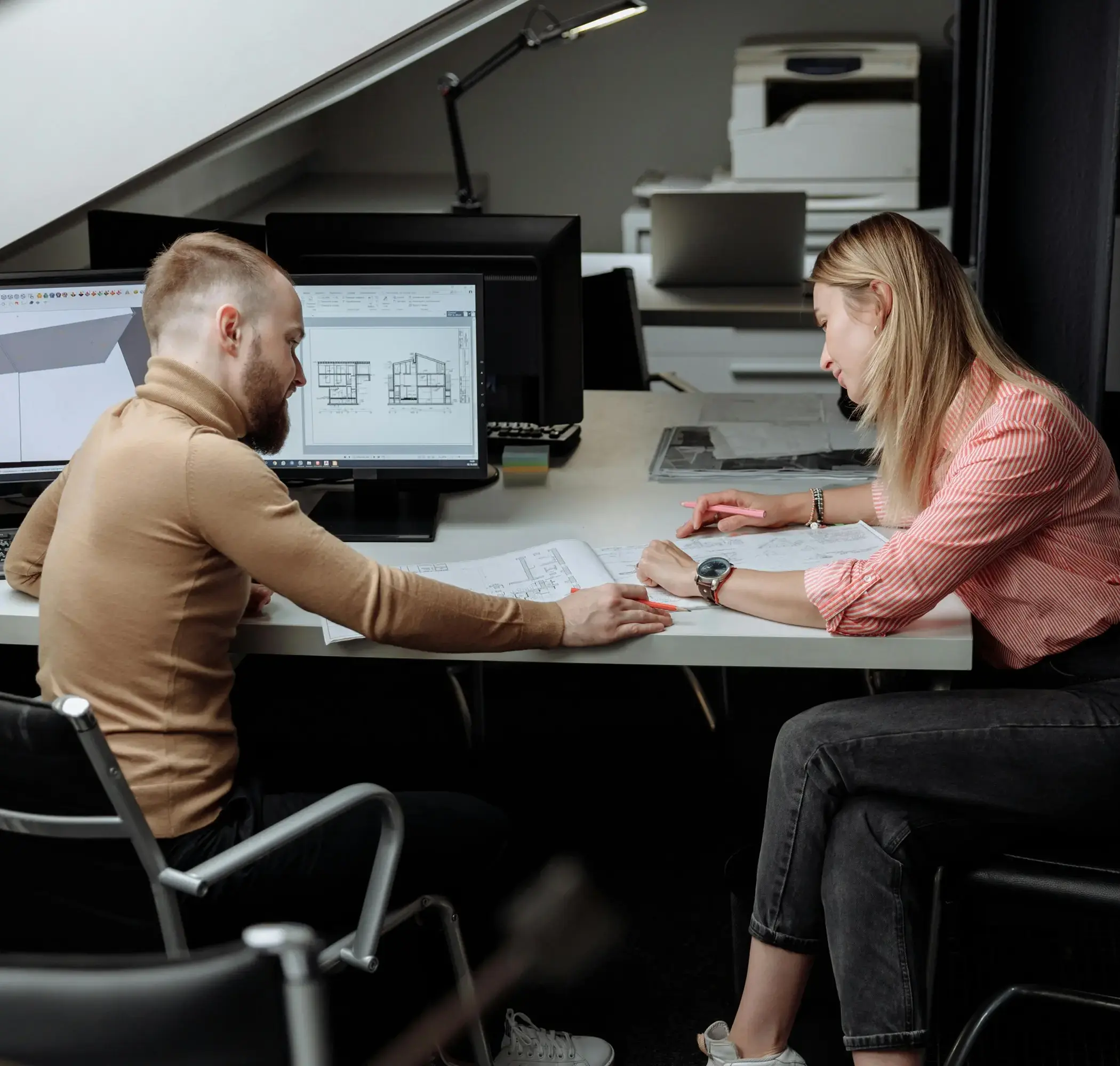 Inżynierowie przeglądający projekty instalacji sanitarnych